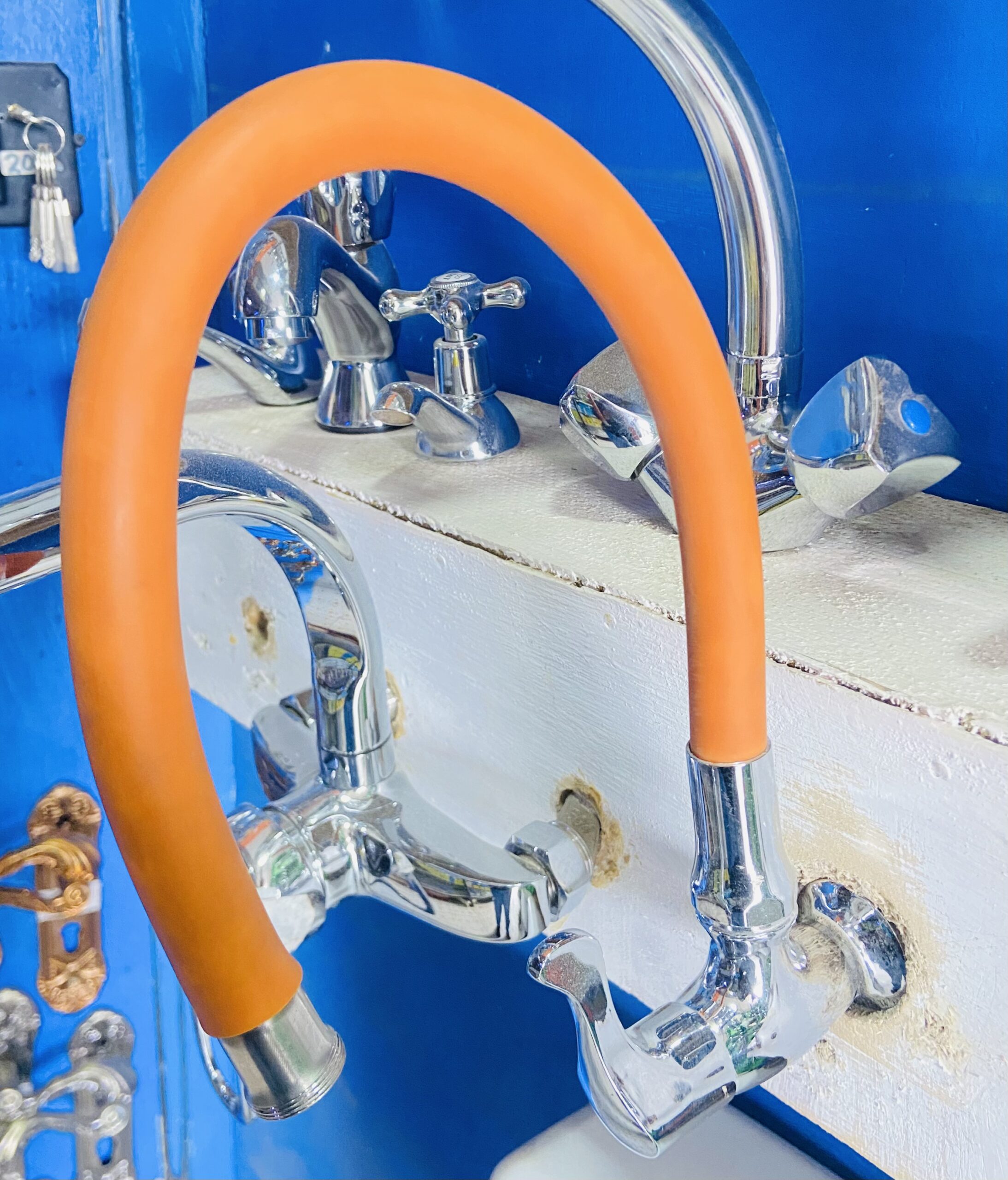 Flexible water tap extender