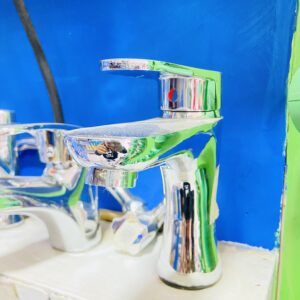 Single handle sink faucet